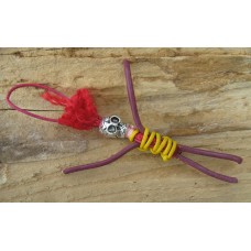 Totenkopf-Schlüsselanhänger mit roten Haaren
